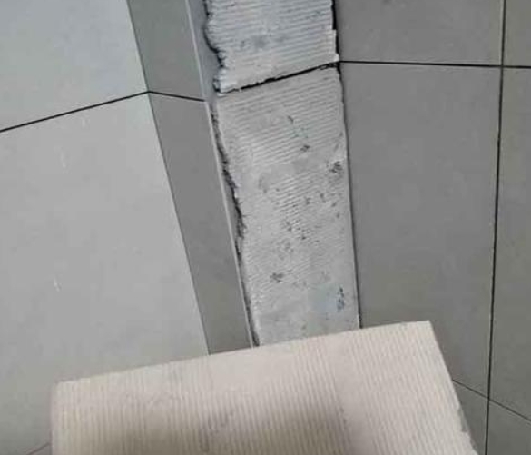 宛城瓷砖空鼓维修公司分享下厨房瓷砖脱落的补救措施。